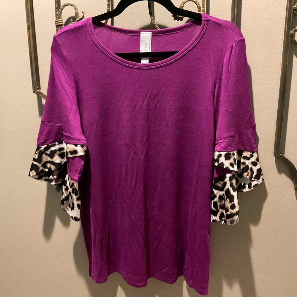 NWOT Honeyme Medium Purple & Leopard Knit Top with Wide Ruffle Leopard Sleeves